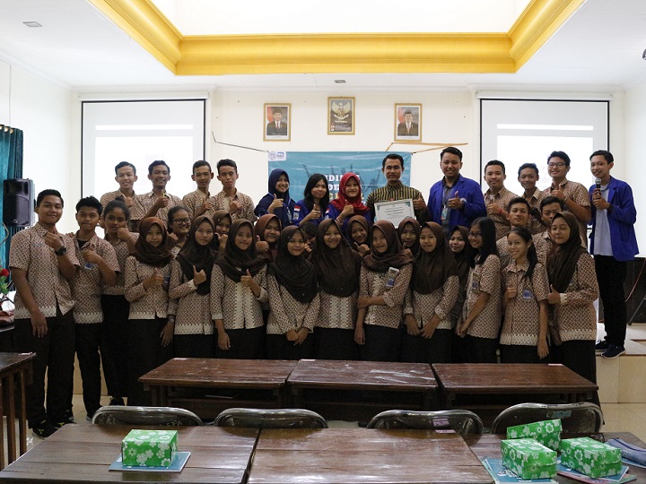 foto bersama di SMA 12 Semarang